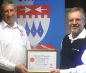 Branch chairman Kobus Reinecke (l) hands the presenter’s certificate to Frans van den Berg.